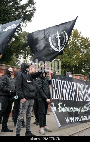 Magdeburg, Deutschland. 21. Januar 2023. Etwa 40 Rechtsextremisten versammelten sich auf dem Friedhof in der Lübecker Straße. Die Allianz Solidarisches Magdeburg hatte unter dem Motto "Solidarität verteidigen - kein Platz für Nazis" in der gesamten Stadt Magdeburg zu Nachtschatten, Kundgebungen und Aktionen aufgerufen. Der Anlass war der 78. Jahrestag der Zerstörung von Magdeburg am 16,1.1945. Kredit: Heiko Rebsch/dpa/Alamy Live News Stockfoto