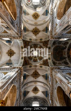 Sevilla, Spanien - 7. Dezember 2021: Im Inneren des Real Parroquia de Santa Maria Magdalena von Sevilla. Stockfoto