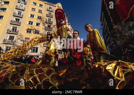 Barcelona, Spanien. 21. Januar 2023. Schauspieler führen den Drachentanz auf, um das chinesische Jahr des Hasen in Barcelona zu begrüßen Kredit: Matthias Oesterle/Alamy Live News Stockfoto