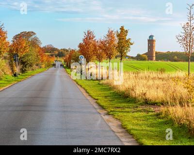 Straße nach Kap Arkona. Besuchen Sie die Leuchttürme von Kap Arkona auf der Insel Rügen, der Ostsee, Mecklenburg-Vorpommern, Deutschland Stockfoto