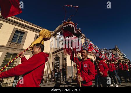 Barcelona, Spanien. 21. Januar 2023. Schauspieler führen den Drachentanz auf, um das chinesische Jahr des Hasen in Barcelona zu begrüßen Kredit: Matthias Oesterle/Alamy Live News Stockfoto