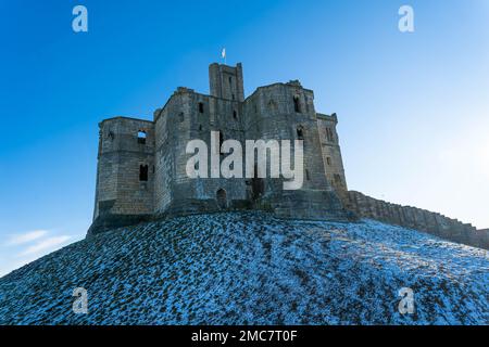 Warkworth Castle, Warkworth, Northumberland, Großbritannien im Winter mit Schnee Stockfoto