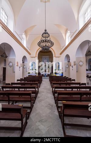 Altar und Inneneinrichtung in der Kirche Chiesa Madre in der kleinen Stadt Motta Camastra. Stockfoto