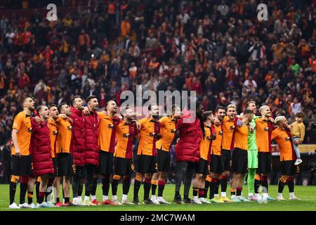 ISTANBUL, TÜRKEI - JANUAR 21: Emre Tasdemir of Galatasaray SK, Victor Nelsson of Galatasaray SK, Abdulkerim Bardakci of Galatasaray SK, Sacha Boey of Galatasaray SK, Sergio Oliveira of Galatasaray SK, Kerem Akturkoglu of Galatasaray SK, Dries Meragos of Galatasaray SK, Galatasarboski Yunus Akgun of Galatasaray SK, Mata of Galatasaray SK, Baris Yilmaz of Galatasaray SK, Okan Kocuk of Galatasaray SK, Patrick van Aanholt of Galatasaray SK, Emin Bayram of Galatasaray SK, Fredrik Midtsjo of Galatasartimay SK, Bafeholt of Galatasaro GSK Stockfoto