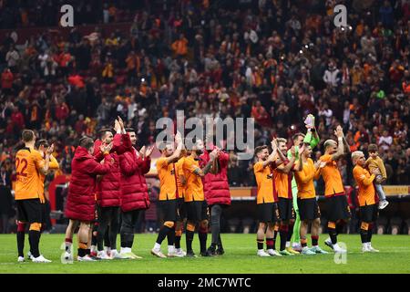 ISTANBUL, TÜRKEI - JANUAR 21: Emre Tasdemir of Galatasaray SK, Victor Nelsson of Galatasaray SK, Abdulkerim Bardakci of Galatasaray SK, Sacha Boey of Galatasaray SK, Sergio Oliveira of Galatasaray SK, Kerem Akturkoglu of Galatasaray SK, Dries Meragos of Galatasaray SK, Galatasarboski Yunus Akgun of Galatasaray SK, Mata of Galatasaray SK, Baris Yilmaz of Galatasaray SK, Okan Kocuk of Galatasaray SK, Patrick van Aanholt of Galatasaray SK, Emin Bayram of Galatasaray SK, Fredrik Midtsjo of Galatasartimay SK, Bafeholt of Galatasaro GSK Stockfoto