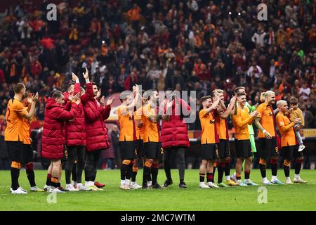 ISTANBUL, TÜRKEI - JANUAR 21: Emre Tasdemir of Galatasaray SK, Victor Nelsson of Galatasaray SK, Abdulkerim Bardakci of Galatasaray SK, Sacha Boey of Galatasaray SK, Sergio Oliveira of Galatasaray SK, Kerem Akturkoglu of Galatasaray SK, Dries Meragos of Galatasaray SK, Galatasarboski Yunus Akgun of Galatasaray SK, Mata of Galatasaray SK, Baris Yilmaz of Galatasaray SK, Okan Kocuk of Galatasaray SK, Patrick van Aanholt of Galatasaray SK, Emin Bayram of Galatasaray SK, Fredrik Midtsjo of Galatasartimay SK, Bafeholt of Galatasaro GSK Stockfoto