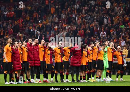 ISTANBUL, TÜRKEI - JANUAR 21: Emre Tasdemir of Galatasaray SK, Victor Nelsson of Galatasaray SK, Abdulkerim Bardakci of Galatasaray SK, Sacha Boey of Galatasaray SK, Sergio Oliveira of Galatasaray SK, Kerem Akturkoglu of Galatasaray SK, Dries Meragos of Galatasaray SK, Galatasarboski Yunus Akgun of Galatasaray SK, Mata of Galatasaray SK, Baris Yilmaz of Galatasaray SK, Okan Kocuk of Galatasaray SK, Patrick van Aanholt of Galatasaray SK, Emin Bayram of Galatasaray SK, Fredrik Midtsjo of Galatasartimay SK, Bafeholt of Galatasaro GSK Stockfoto