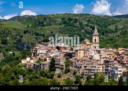 Blick auf die Häuser der kleinen Stadt Novara, eingebettet in grüne Hügel. Stockfoto