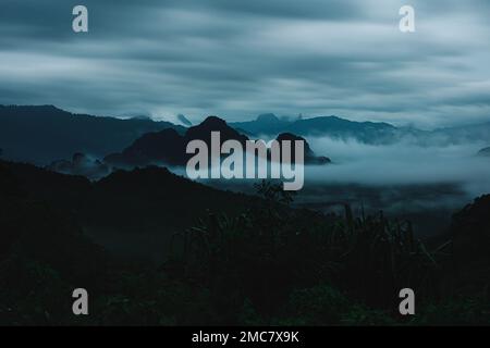 Ein wunderschöner Blick auf die nebelbedeckte Bergkette bei stürmischem Wetter Stockfoto