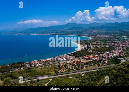 Blick aus der Vogelperspektive auf die Stadt Oliveri und die Küste nach Osten, vom Dorf Tindari aus gesehen. Stockfoto