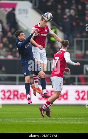 Robert Atkinson aus Bristol City leitet den Ball während des EFL Sky Bet Championship-Spiels zwischen Bristol City und Blackburn Rover am 21. Januar 2023 in Ashton Gate, Bristol, England. Foto von Scott Boulton. Nur redaktionelle Verwendung, Lizenz für kommerzielle Verwendung erforderlich. Keine Verwendung bei Wetten, Spielen oder Veröffentlichungen von Clubs/Ligen/Spielern. Kredit: UK Sports Pics Ltd/Alamy Live News Stockfoto