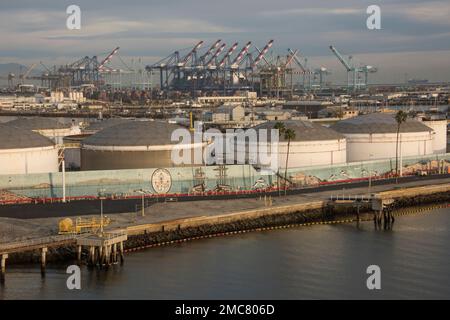 Der Hafen von Los Angeles ist der belebteste Containerhafen in Nordamerika und hat seinen Rang als Nummer eins seit mehr als zwei Jahrzehnten mit Rekordvolumen beibehalten Stockfoto