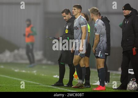 DORDRECHT, NIEDERLANDE - JANUAR 21: Vierter offizieller Vertreter Haico Michielsen, Jonathan Mulder von Telstar, Jay Kruiver von Telstar während des Keuken Kampioen Divisie-Spiels zwischen FC Dordrecht und Telstar im Matchoholic Stadion am 21. Januar 2023 in Dordrecht, Niederlande (Foto: Hans van der Valk/Orange Pictures) Stockfoto