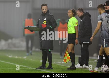 DORDRECHT, NIEDERLANDE - JANUAR 21: Vierter offizieller Haico Michielsen, Assistent Schiedsrichter Franca Overtoom, Jonathan Mulder von Telstar während des Keuken Kampioen Divisie-Spiels zwischen FC Dordrecht und Telstar im Matchoholic Stadion am 21. Januar 2023 in Dordrecht, Niederlande (Foto: Hans van der Valk/Orange Pictures) Stockfoto