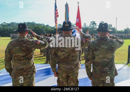 Leutnant Col. James E. Perkins, links, ankommender Kommandeur der Mustang-Staffel, 6. Staffel, 8. Kavallerie-Regiment, 2. Panzerbrigade-Kampfteam, 3. Infanteriedivision, Oberst Ethan J. Diven, Zentrum, Befehlshaber der Spartanischen Brigade, 2. ABCT, 3. ID, Und LT. Oberst Thomas E. Lamb, rechts, ausscheidender Kommandeur der 6. 8. Regt., 2. ABCT, 3. ID, salutieren Sie, um die Farben während der Zeremonie des Kommandowechsels der Staffel auf Cottrell Field in Fort Stewart, Georgia, am 27. Juni 2022 zu übergeben. Die Zeremonie des Kommandowechsels bedeutet die Übertragung des Kommandos und damit die Wiedereinführung Stockfoto