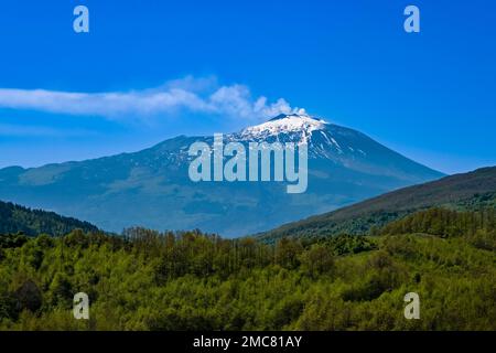 Der Rauch erhebt sich aus den Kratern des Ätna, Mongibello, auf mehr als 3350 m dem höchsten Vulkan in Europa. Stockfoto