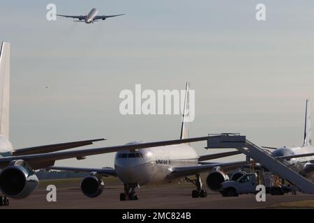 Eine Boeing 777-200ER mit Elementen des Kampfteams der 2. Brigaden und des Bataillons der 101. Hauptquartiere und Hauptquartiere, 101. Airborne Division (Air Assault), startet am 27. Juni vom Campbell Army Airfield, Fort Campbell, Ky. Nach Europa und fliegt über eine Reihe von Flugzeugen, die sich auf den Transport zusätzlicher Soldaten vorbereiten. Stockfoto