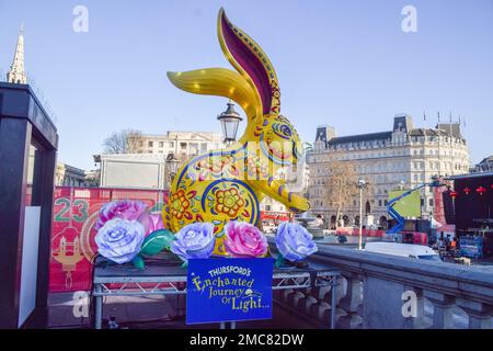 London, Großbritannien. 21. Januar 2023. Am Vorabend des chinesischen Neujahrs, dem Jahr des Hasen, wird bei den Vorbereitungen am Trafalgar Square eine Kaninchenlaterne gesehen. Kredit: SOPA Images Limited/Alamy Live News Stockfoto