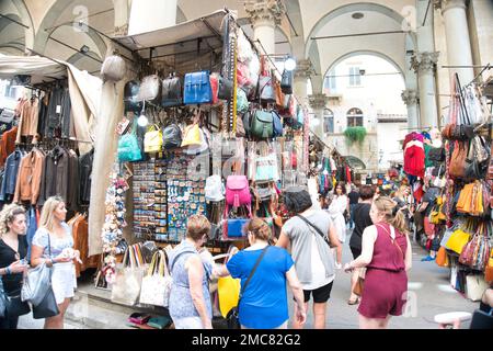 Einkäufer auf einem Markt in Florenz, Italien Stockfoto