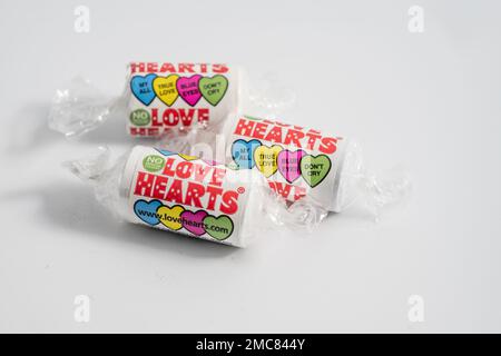 Cardiff Mid Glamorgan Wales UK Januar 21 2023 Packungen von English Love Hearts made by Swizzels marlow in Derbyshire romantische Nachricht Sweets Isolated Stockfoto