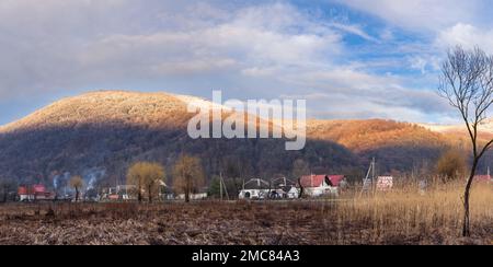Die kleine Stadt Solochyn liegt in einer ruhigen Gegend des malerischen Karpaten Stockfoto