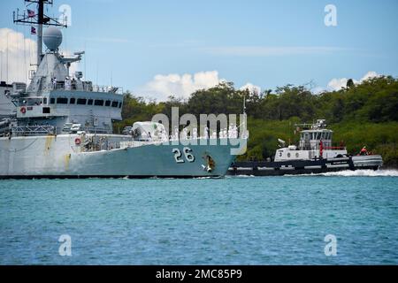 220627-N-EE352-1044 PEARL HARBOR (27. Juni 2022) – Royal Malaysian Navy Corvette KD Lekir (F-26) trifft am Joint Base Pearl Harbor-Hickam für Rim of the Pacific (RIMPAC) 2022 am 27. Juni ein. Von Juni 29 bis August 4 nehmen an der RIMPAC 25.000 Nationen, 38 Schiffe, vier U-Boote, mehr als 170 Flugzeuge und Mitarbeiter auf und um die hawaiianischen Inseln und Südkalifornien Teil. RIMPAC ist die weltweit größte internationale Seefahrt-Übung und bietet eine einzigartige Ausbildungsmöglichkeit und fördert und pflegt gleichzeitig Kooperationsbeziehungen zwischen den Teilnehmern, die für die Gewährleistung der Sicherheit von entscheidend sind Stockfoto