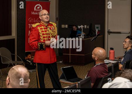 USA Marine Major Ryan J. Nolan, Assistant Director der United States Marine Band „The President's own“, hält während des „Music for All“ (MFA) Summer Symposium 2022 an der Ball State University, Muncie, Ind., 27. Juni 2022 eine Präsentation vor Banddirektoren. Nolan, selbst ehemaliger Pädagogen, sprach mit den Teilnehmern darüber, was es bedeutet, „zu lernen“ und „zu lehren“ und welche Auswirkungen diese auf die Musiker von Studenten haben. Er nahm als Teil der Partnerschaft des Rekrutierungskommandos des Marine Corps mit der MFA Teil. Stockfoto