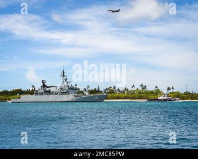 220627-N-EE352-1053 PEARL HARBOR (27. Juni 2022) – die Korvette der Royal Malaysian Navy KD Lekir (F-26) trifft auf der Joint Base Pearl Harbor-Hickam ein, um an der Übung Rim of the Pacific (RIMPAC) 2022 am 27. Juni teilzunehmen. 26 Nationen, 38 Schiffe, vier U-Boote, mehr als 170 Flugzeuge und 25.000 Mitarbeiter nehmen vom 29. Juni bis zum 4. August an RIMPAC in und um die Hawaii-Inseln und Südkalifornien Teil. RIMPAC, die weltweit größte internationale maritime Übung, bietet eine einzigartige Ausbildungsmöglichkeit und fördert und pflegt kooperative Beziehungen zwischen den Teilnehmern, die kritisch sind Stockfoto