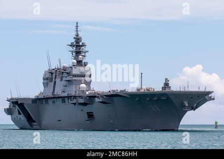 220627-N-XX566-1084 PEARL HARBOR (27. Juni 2022) – der Hubschrauber-Zerstörer JS Izumo (DDH-184) der japanischen Selbstverteidigungskräfte trifft auf der Joint Base Pearl Harbor-Hickam ein, um an Rim of the Pacific (RIMPAC) 2022 teilzunehmen. 26 Nationen, 38 Schiffe, vier U-Boote, mehr als 170 Flugzeuge und 25.000 Mitarbeiter nehmen vom 29. Juni bis zum 4. August an RIMPAC in und um die Hawaii-Inseln und Südkalifornien Teil. RIMPAC, die weltweit größte internationale maritime Übung, bietet eine einzigartige Ausbildungsmöglichkeit und fördert und pflegt kooperative Beziehungen unter den Teilnehmern cri Stockfoto