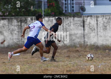 PHU YEN, Vietnam (27. Juni 2022) – Logistikspezialist der zweiten Klasse Sachin Taylor aus Brooklyn, New York, nimmt während einer Pacific Partnership 2022 (PP22) im Song Cau Stadium in Vietnam an einem Fußballspiel gegen das Song Cau Team Teil. Die Pazifikpartnerschaft ist die größte multinationale Mission zur Vorbereitung auf humanitäre Hilfe und Katastrophenhilfe, die jährlich im Indo-Pazifik durchgeführt wird. Sie ist seit 17. Jahren Teil der Partnerschaft. Stockfoto