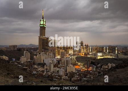 Mekka , Saudi-Arabien 13. Januar 2023: ZAM Zam Tower oder Clock Tower - Abraj Al Bait - Masjid Al Haram Stockfoto