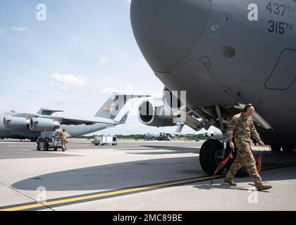 Major Daniel Norton, 14. Airlift Squadron C-17 Globemaster III Pilot, führt Vorfluginspektionen auf der Fluglinie am Joint Base Charleston, S.C., am 27. Juni 2022 durch. Die Flugcrew führte Angriffslandungen auf niedriger Ebene durch und berührte und bewegte sich auf Jacksonville International und Patrick Space Force Base, FL, um die Einsatzbereitschaft der Crews in Agile Combat Employment Szenarien zu verbessern. Stockfoto