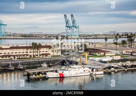 Ein Cutter der US-Küstenwache ist am Dock im belebtesten Containerhafen in Nordamerika, dem Hafen von Los Angeles, Kalifornien, befestigt Stockfoto