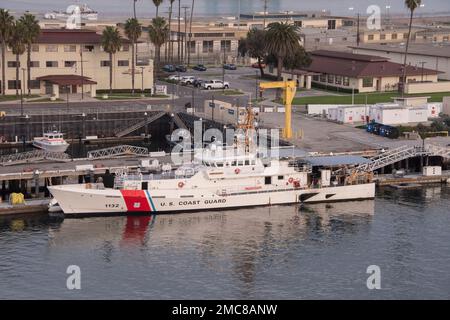 Ein Cutter der US-Küstenwache ist am Dock im belebtesten Containerhafen in Nordamerika, dem Hafen von Los Angeles, Kalifornien, befestigt Stockfoto