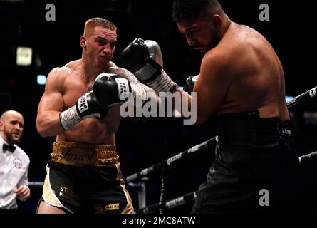 Scott Forrest (links) und Amine Boucetta im Cruiserweight-Kampf in der AO Arena, Manchester. Foto: Samstag, 21. Januar 2023. Stockfoto