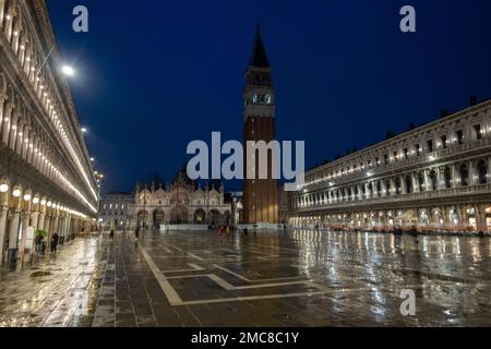 Blick auf St. Markusplatz überflutete während der Hochwasser-Saison in Venedig, Italien, 17. Januar 2023. Stockfoto