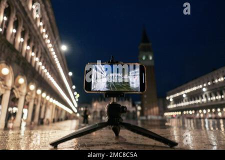 Blick auf St. Markusplatz überflutete während der Hochwasser-Saison in Venedig, Italien, 17. Januar 2023. Stockfoto