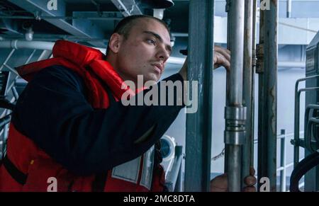 220627-N-JO823-2016 PHILIPPINE SEA (27. Juni 2022) Engineman Fireman Drake Day aus Halfmoon Bay, Kalifornien, beschriftet Abflussrohre, bevor kleine Boote auf dem Steuerborddavit der USA betrieben werden Der einzige vorwärtsgesetzte Flugzeugträger der Navy USS Ronald Reagan (CVN 76). Ronald Reagan, das Flaggschiff der Carrier Strike Group 5, stellt eine kampfbereite Truppe bereit, die die Vereinigten Staaten schützt und verteidigt und Bündnisse, Partnerschaften und kollektive maritime Interessen in der Region Indo-Pazifik unterstützt. Stockfoto