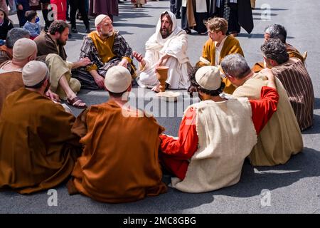 Schauspieler treten in den Straßen von Marsala anlässlich der Osterprozession am Heiligen Donnerstag auf. Stockfoto