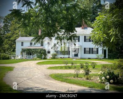 Ein wunderschönes Bild von Ralph Waldo Emerson House, umgeben von grünen Feldern und Bäumen, historisches Museum in Concord, Massachusetts Stockfoto