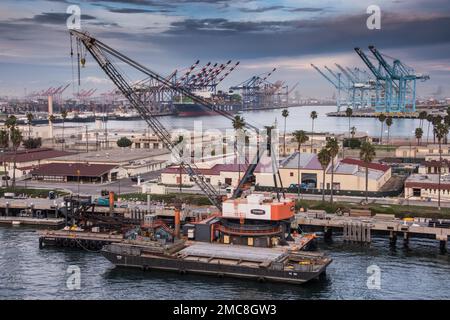Der Hafen von Los Angeles ist der belebteste Containerhafen in Nordamerika und hat seinen Rang als Nummer eins seit mehr als zwei Jahrzehnten mit Rekordvolumen beibehalten Stockfoto