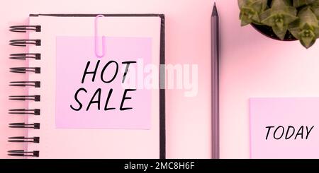 Schreiben mit Text „Hot Sale“. Business Showcase Produkte zu hohen Rabatten Super Preis Black Friday Stockfoto