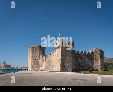 Schloss Kamerlengo auf der Promenade in der Altstadt von Trogir, Kroatien Stockfoto