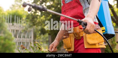 Garten Bewässerungssysteme. Garten-Techniker testen Bewässerungsanlage Sprinkler im Wohn Garten. Stockfoto