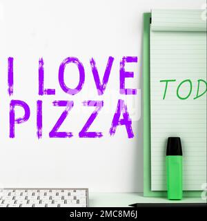 Schild mit „I Love Pizza“. Geschäftsansatz, viel italienisches Essen mit Käse, Schinken, Peperoni in Scheiben zu mögen Stockfoto