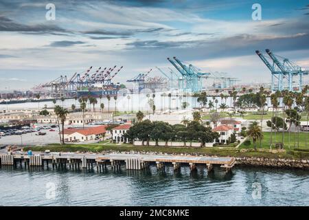 Der Hafen von Los Angeles ist der belebteste Containerhafen in Nordamerika und hat seinen Rang als Nummer eins seit mehr als zwei Jahrzehnten mit Rekordvolumen beibehalten Stockfoto