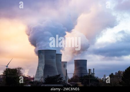 Kernkraftwerk in der Nähe von Cruas, Frankreich, Europa. Stockfoto