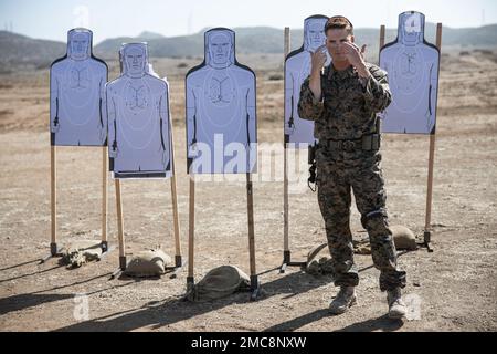 USA Marine Corps Sgt. Benjamin Jones, ein Hauptausbilder für Schießkunst bei Range Company, Arms and Field Training Battalion, gibt einen Kurs während eines fortgeschrittenen Kampftrainings (Amt) am Edson Range, Camp Pendleton, Kalifornien, am 27. Juni 2022. AMT soll Marines ein besseres Verständnis ihrer Waffen vermitteln. Stockfoto