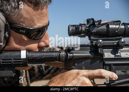 USA Marinekorps-Major Eric Antonelli, kommandierender Offizier der Range Company, Waffen- und Field Training Bataillon, feuert das M16A4-Dienstgewehr während des Trainings für fortgeschrittene Schießübungen (Amt) am Edson Range, Camp Pendleton, Kalifornien, am 27. Juni 2022 ab. AMT soll Marines ein besseres Verständnis ihrer Waffen vermitteln. Stockfoto