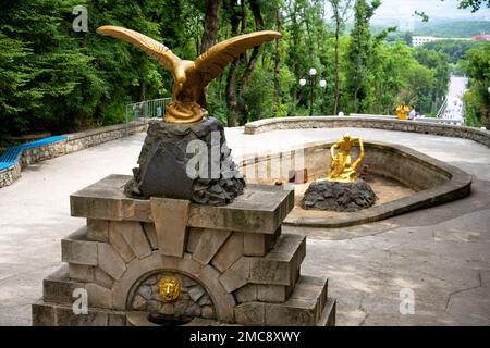 Adlerstatue auf Cascade Treppe im Sommer, Zheleznowodsk, Russland. Landschaftlich gestaltete Treppe mit Brunnen, Wahrzeichen der Stadt Zheleznowodsk. Reisen, Tourismus, Stockfoto